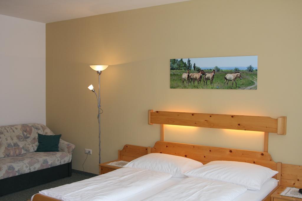 Pension & Weingut Storchenblick Illmitz Exterior photo